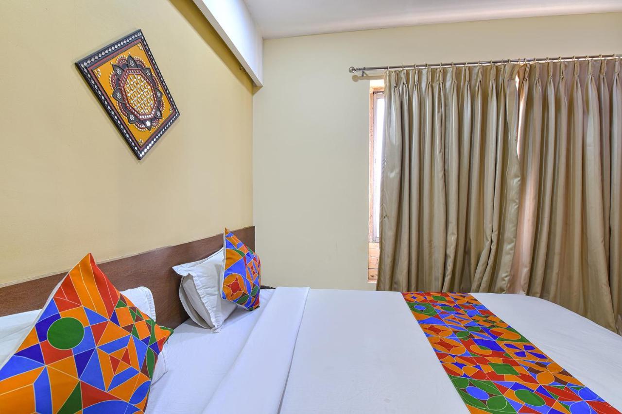 Hotel RB Residency Surat Exterior foto