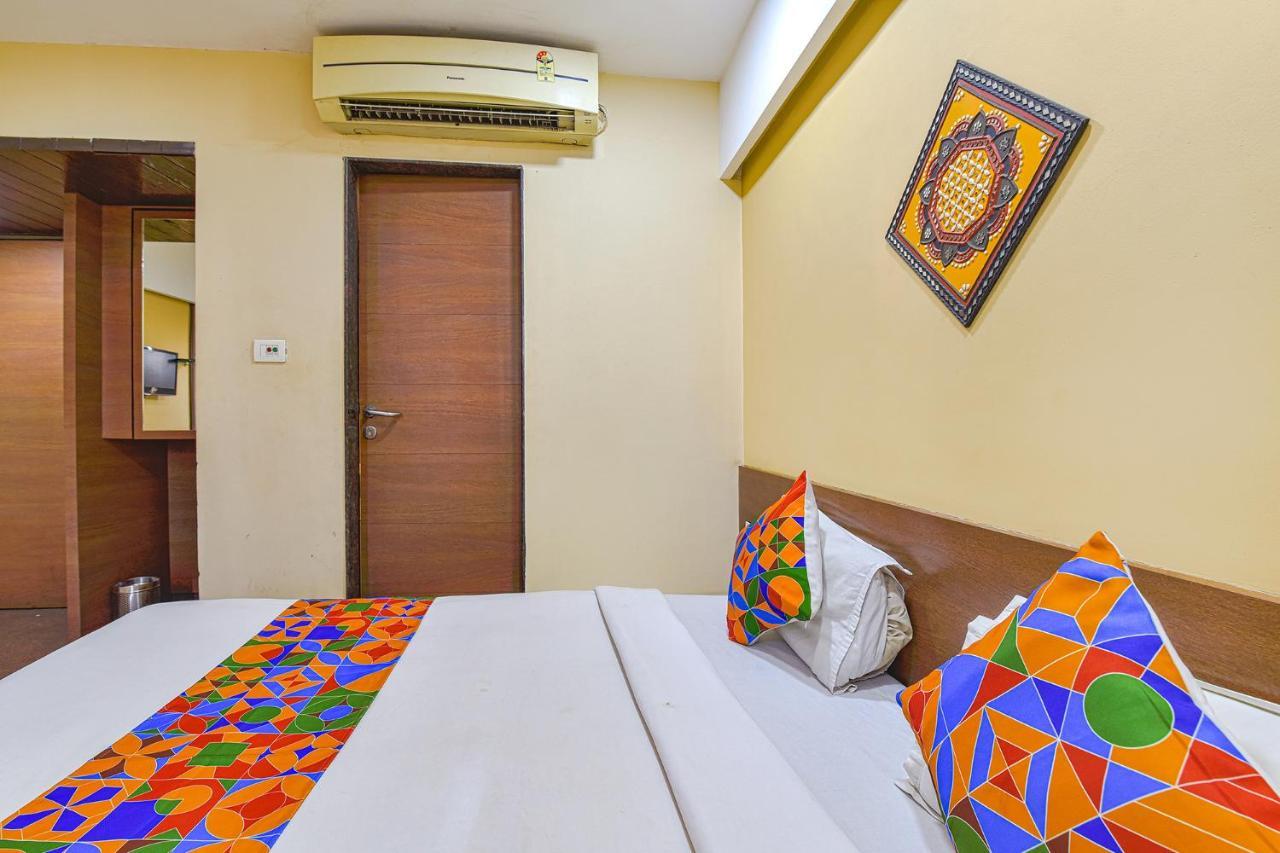 Hotel RB Residency Surat Exterior foto